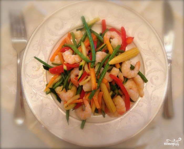 Тайский салат с креветками и овощами