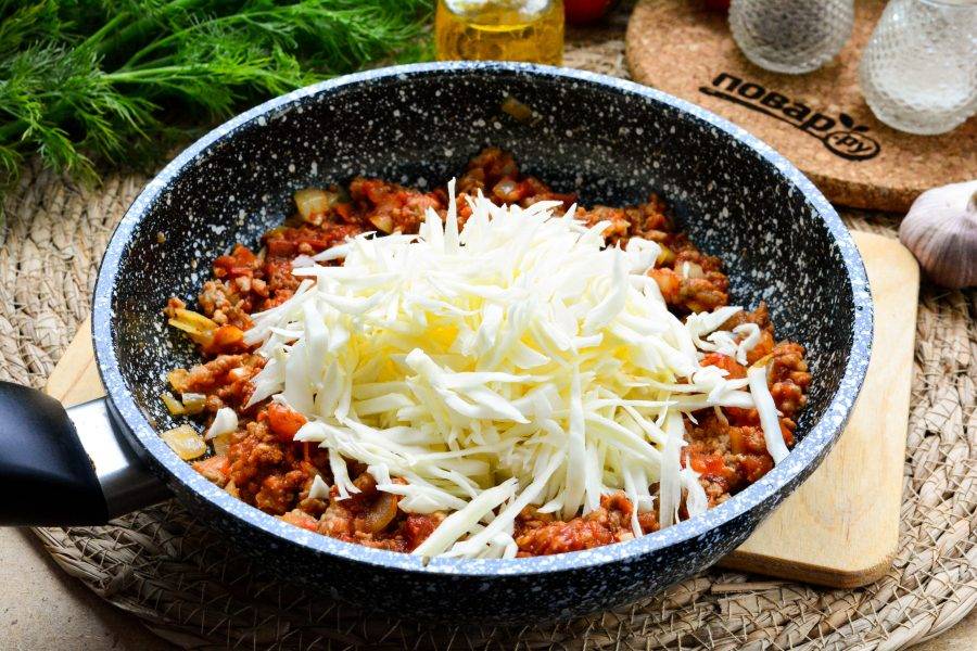 Капусту нашинкуйте и выложите к мясному фаршу, все перемешайте.