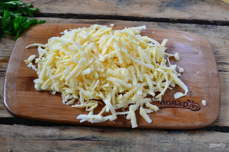 Твердый сыр натрите на терке.