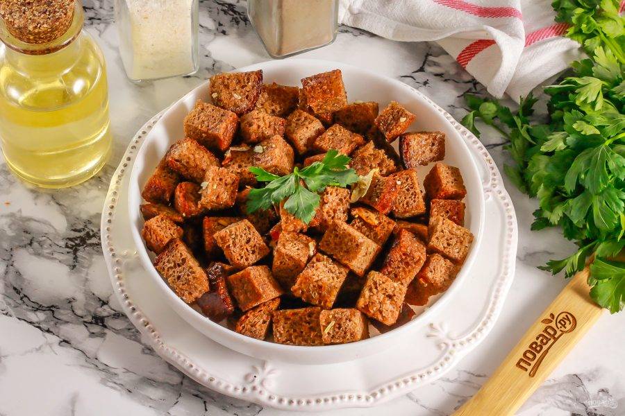 Сухарики из тостового хлеба в духовке с чесноком(Ольга): рецепт