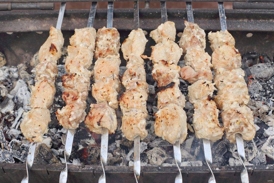 Маринованное мясо насадите на шампуры и отправьте на раскаленные угли. При условии хороших углей, шашлык будет готов уже через 7-10 минут.