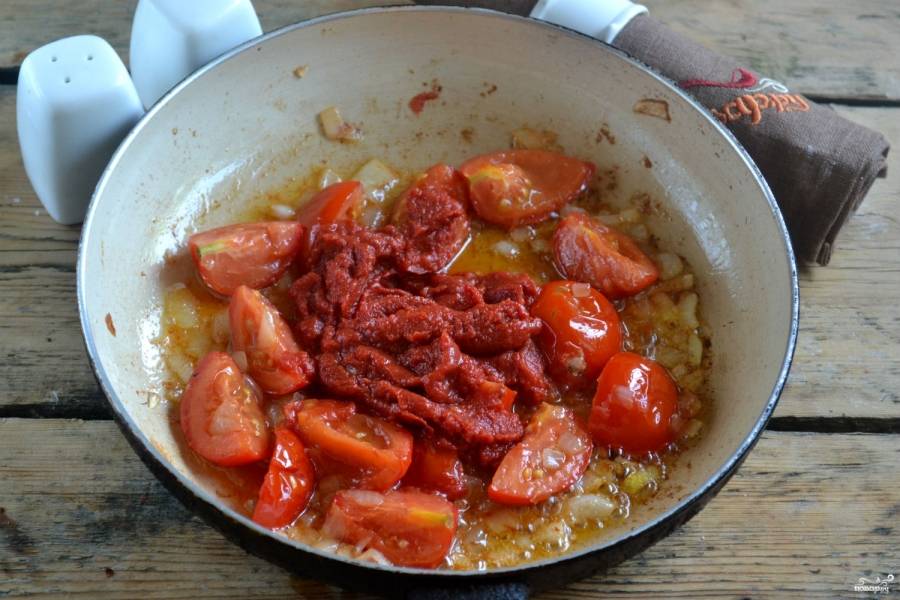 Добавьте томатную пасту и немного воды. Потушите под крышкой минут 10.