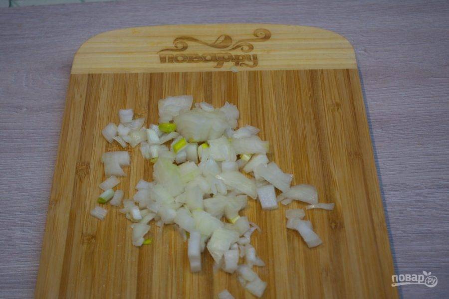 1. Для приготовления классической пасты "Карбонара" нам необходимо измельчить лук. Нарежьте его мелким кубиком.