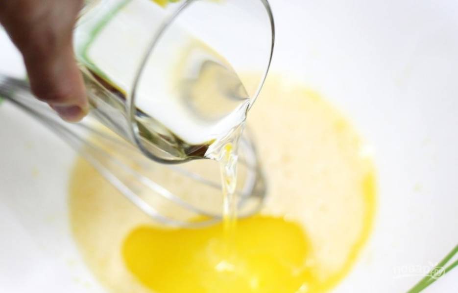 4.	После того, как смесь приобрела светлый лимонный цвет, влейте растительное масло и добавьте ваниль.