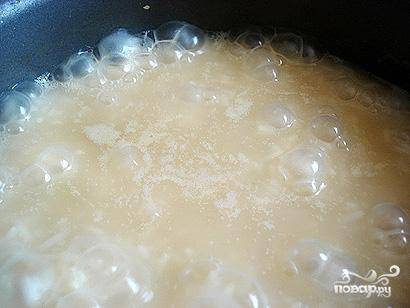 2.	Предварительно отварить белый рис до полуготовности. Для этого взять равное количество воды и риса, слегка подсолить кипящую воду и держать рис на медленном огне 4-5 минут. Кастрюльку снять с огня, укутать полотенцем и дать остыть до 30-40 градусов.
