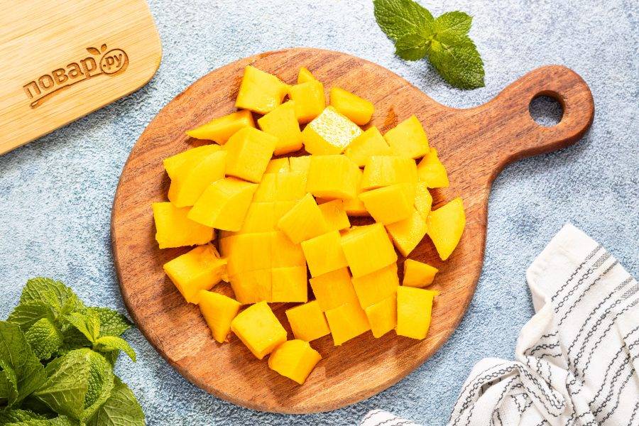 Очистите от кожуры, нарежьте кубиками.