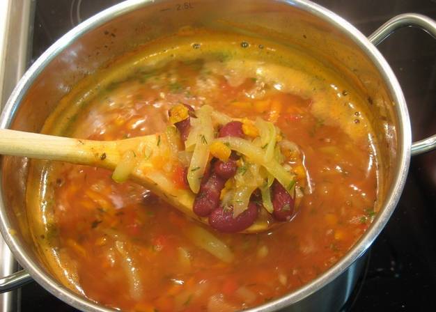 Прокипятите суп 10 минут на медленном огне. Выдавите чеснок, добавьте измельченную зелень + специи по вкусу.