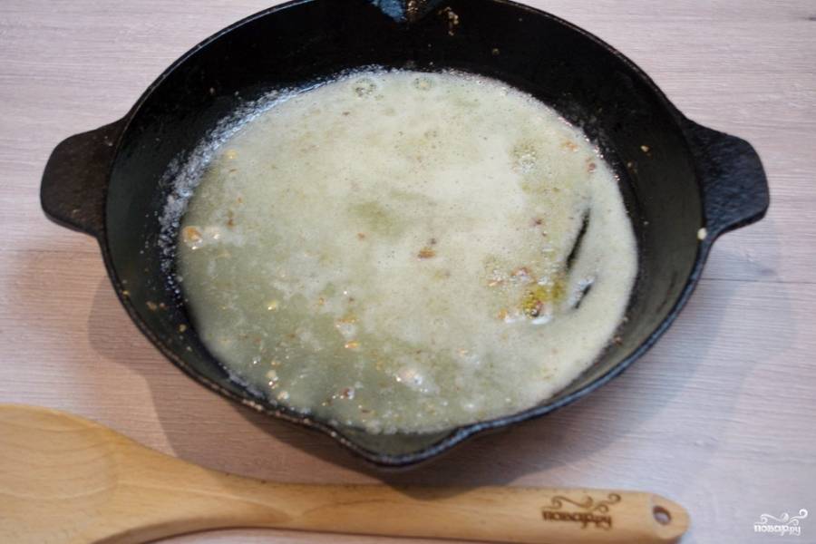 Пока мясо тушится, в сковороду влейте растительное масло (3 ст. ложки). Добавьте 1,5 ст. ложки муки и обжарьте муку на растительном масле. Масса будет напоминать молочную жижу.