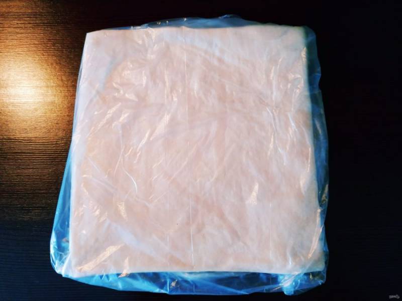 Выложите тесто в пакет и разравняйте ровным тонким слоем по пакету, чтобы получился квадрат. Положите тесто в холодильник на 10 часов.