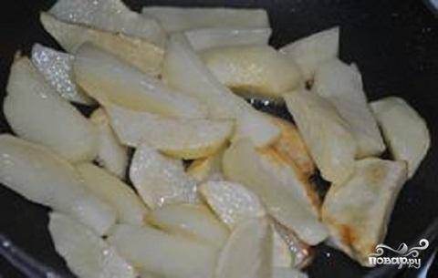 1.	Картофель вымыть и почистить.  Нарезать его небольшими дольками.  В сковороде разогреть растительное масло. Обжарить в нем дольки картофеля до золотистой корочки.