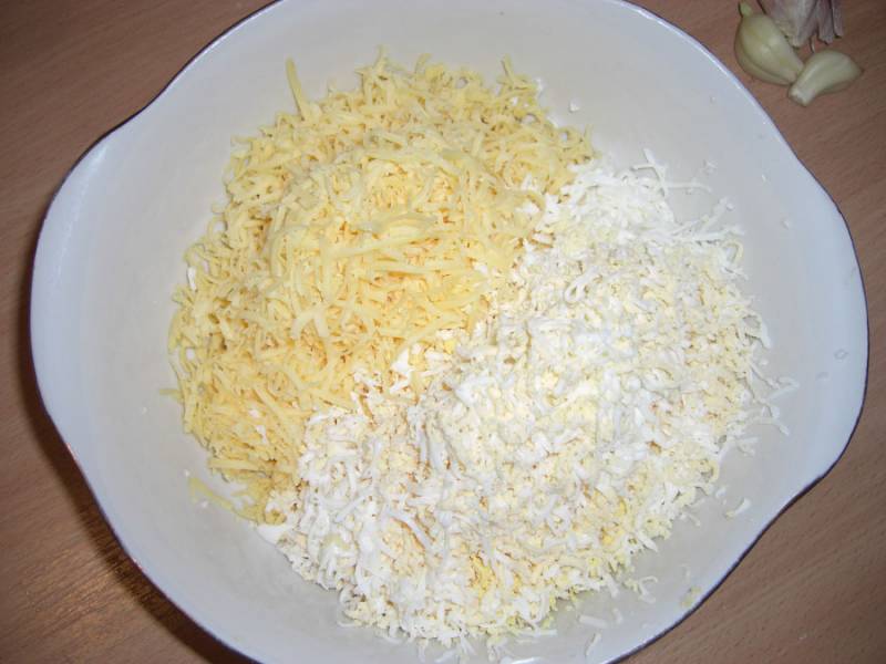 Сыр и отварное яйцо натрите на терке.