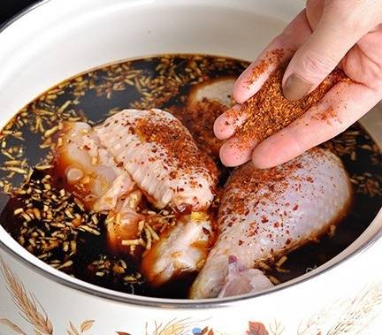 Курицу вымойте и разрубите на куски. Положите мясо в большую кастрюлю. Залейте курочку соусом и поставьте кастрюльку на плиту. Когда соус закипит, убавьте газ до минимума, накройте курицу крышкой и томите на медленном огне пятнадцать минут.