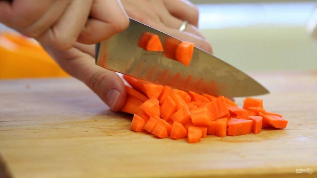 1. Морковь  и лук почистите и нарежьте небольшими кубиками.