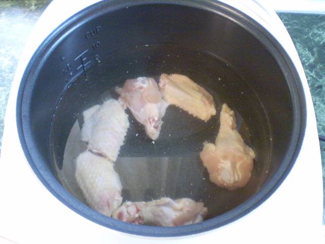 2. Сначала отвариваем курицу для супа. Для этого кладем крылышки в соленую воду и варим 30 минут.