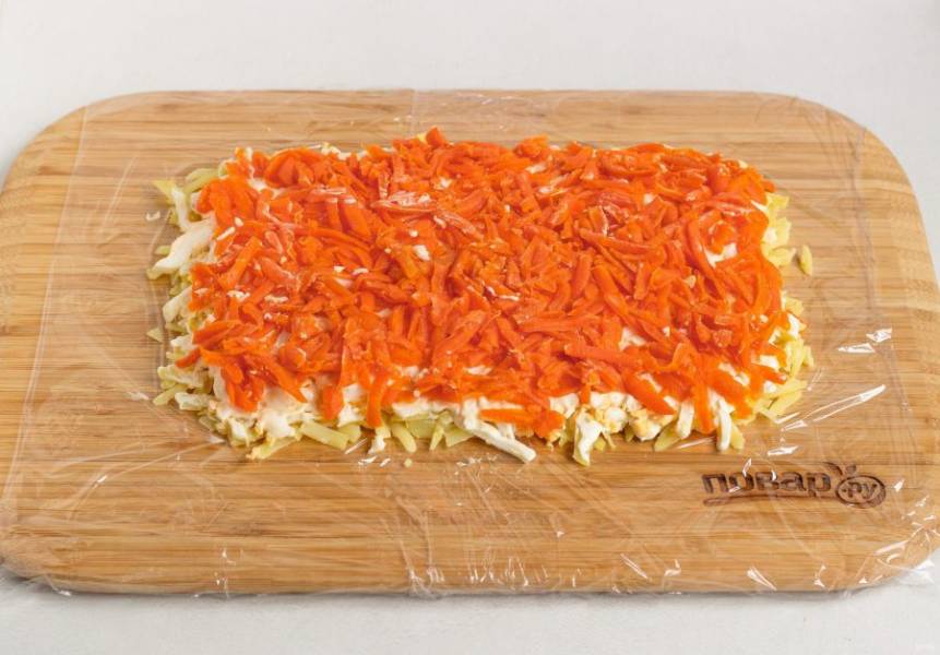 3 слой: натертая вареная морковь и майонез.