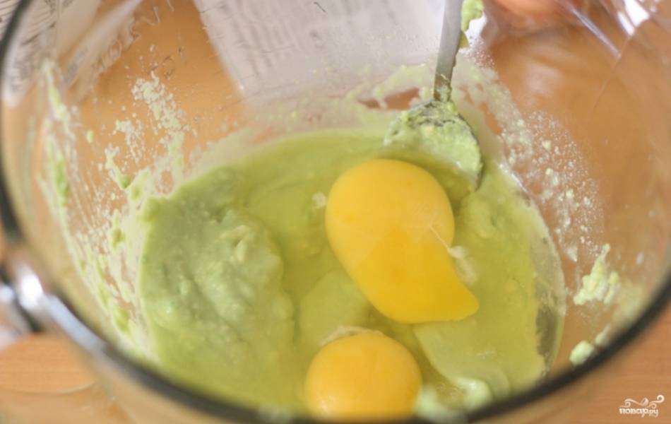 1. Для начала в блендере смешаем примерно половину стакана растительного масла с авокадо, пока не получим маслянистую зеленую однородную жижу. В нее добавим два яйца. Взбиваем блендером до однородности.