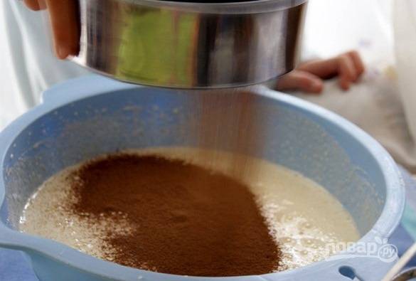 2. Добавьте сметану, сгущенку и просеянное какао.