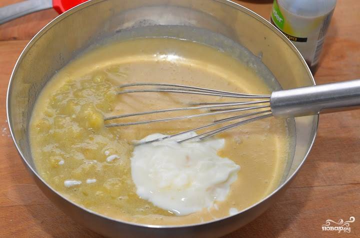 В яичную смесь добавьте йогурт и бананы.