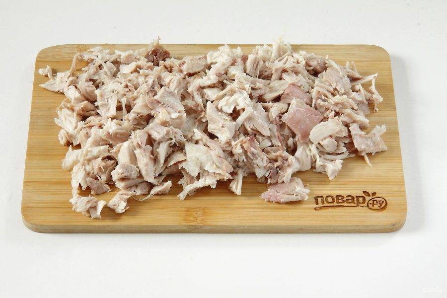 Остывшее куриное филе нарежьте небольшими кусочками.