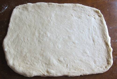 Получившееся тесто раскатайте толщиной примерно 0.5 см.