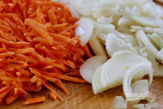 Очистим лук и морковь. Морковь нарежем соломкой, лук — полукольцами или четвертинками колец.