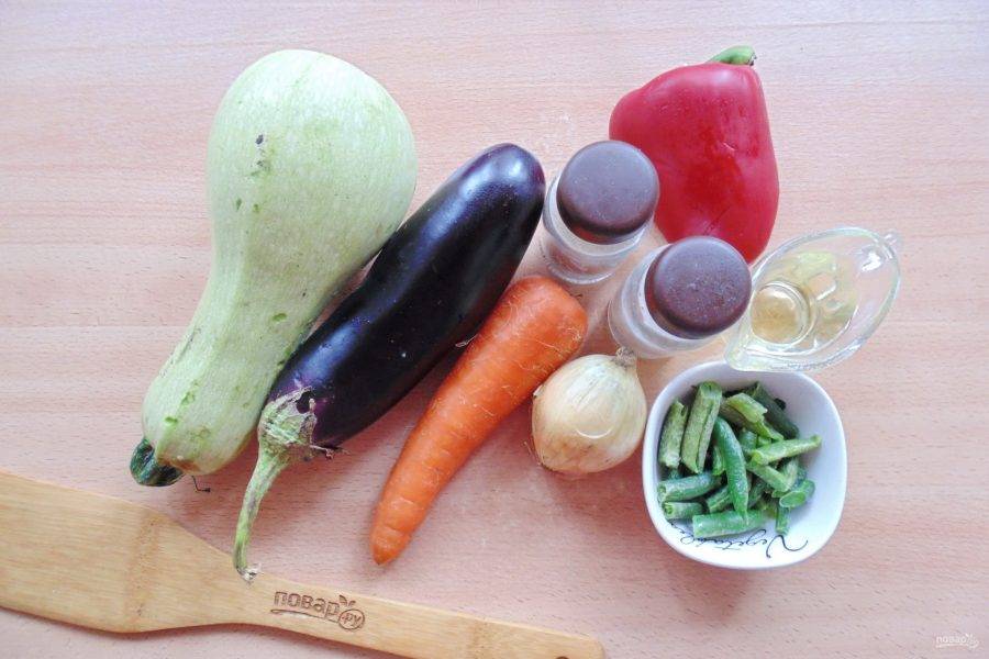 Подготовьте ингредиенты для приготовления тушеных кабачков с овощами и перцем.
