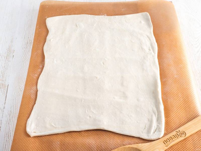 Пирог со сливами из слоёного дрожжевого теста - 11 пошаговых фото в рецепте