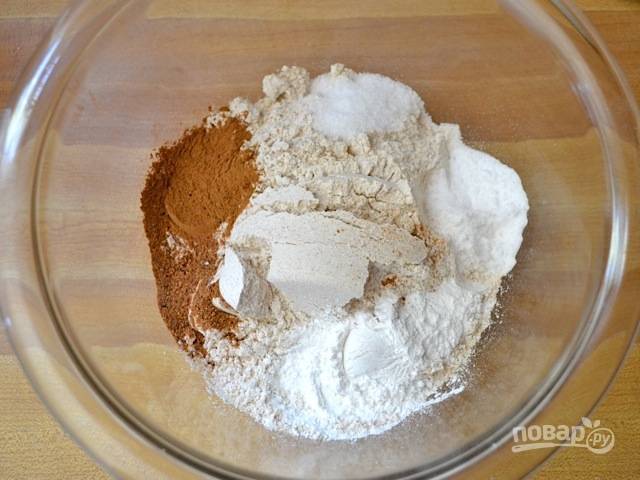 3.	В отдельной миске перемешайте муку, разрыхлитель, соду, корицу, мускатный орех и соль по вкусу.