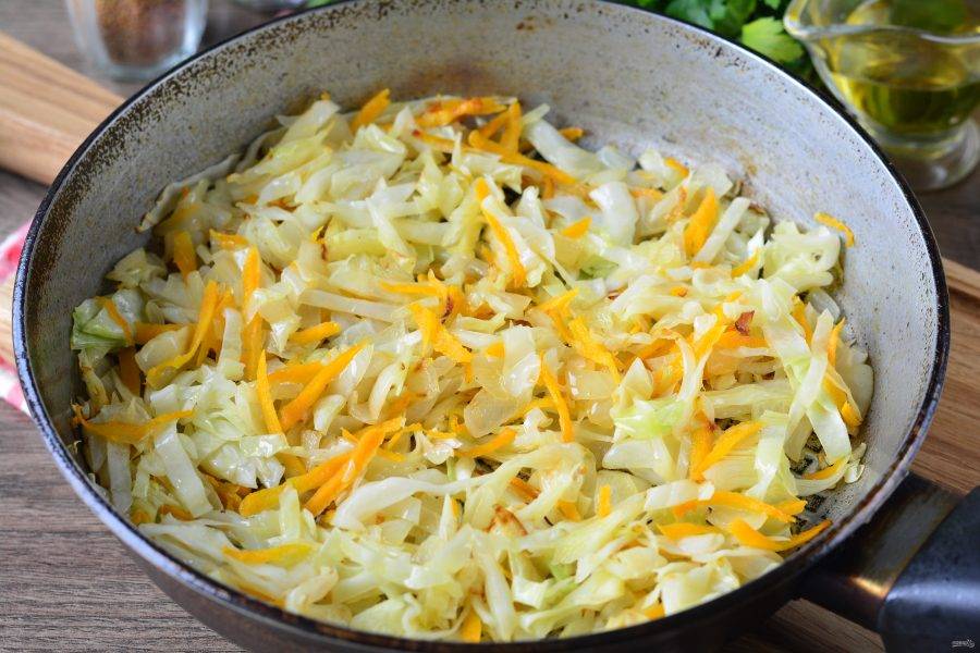 Пассеруйте капусту с овощами 5-7 минут, добавьте специи по вкусу. Готовую капусту остудите.