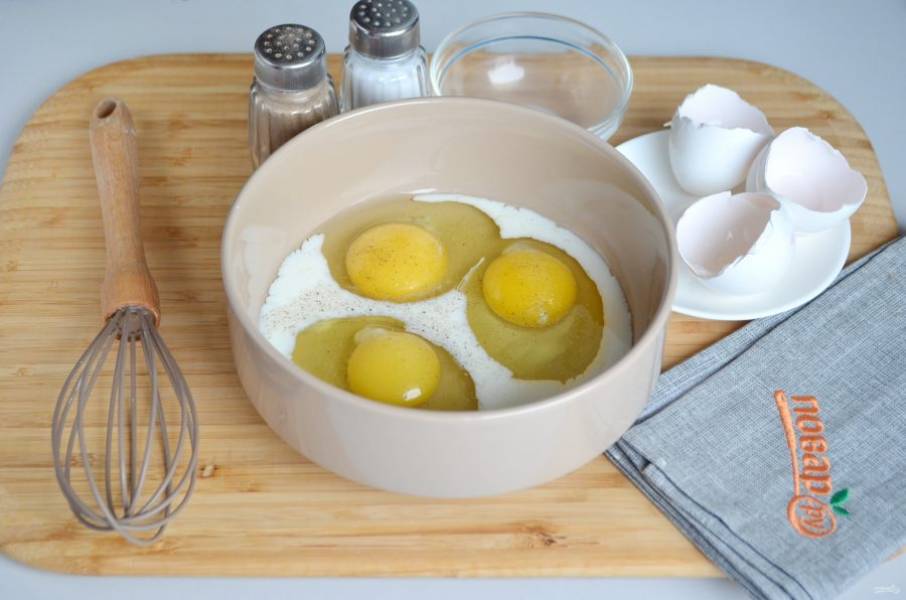 2. В глубокой таре соедините яйца с молоком, солью, щепоткой перца молотого.