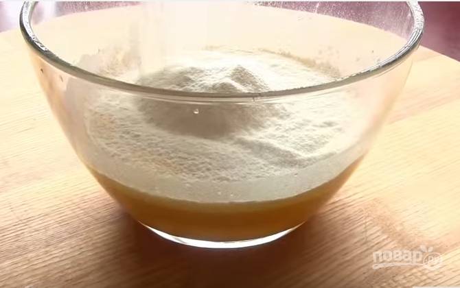 2. Просейте муку с разрыхлителем и ванилином. В несколько приемов вводите ее в яичную смесь и взбивайте миксером. Тесто получится жидкое. 