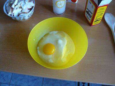 1. Рецепт приготовления шарлотки с яблоками на сметане начинается с теста. Для этого нужно соединить в глубокой мисочке сметану с яйцом и тщательно взбить. 