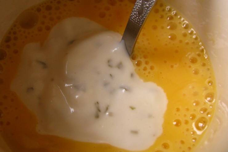 Смешайте яйца с кефиром и чесночным соусом.