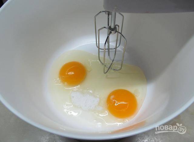 Пока начинка остывает, займитесь тестом. В глубокой миске взбейте яйца с мягким маслом, солью, сметаной и сахаром.