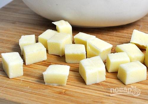3. Нарежьте сыр на средние кубики.