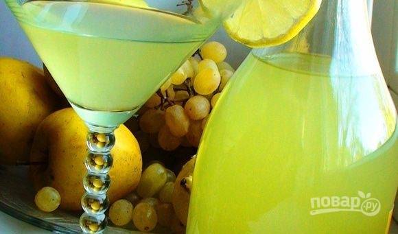 Потом сироп тщательно перемешайте с лимонной настойкой. Ликёр храните в стеклянной закупоренной бутылке. Приятной дегустации!