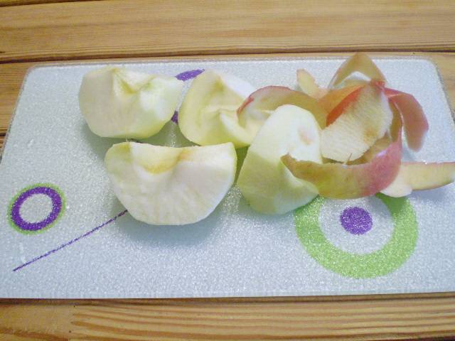 2. Очищаем яблоко от кожуры, вынимаем сердцевину.