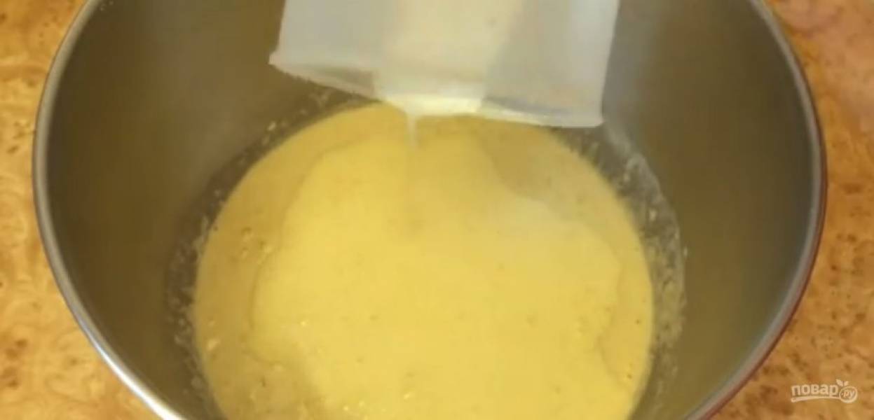 3. Разведите закваску водой и хорошо перемешайте. Вылейте закваску в миску тестомеса, остывшее заваренное кукурузное тесто, добавьте просеянную муку и накройте пленкой на 30-40 минут. Куриные яйца взбейте блендером с сахаром до пышной массы. 