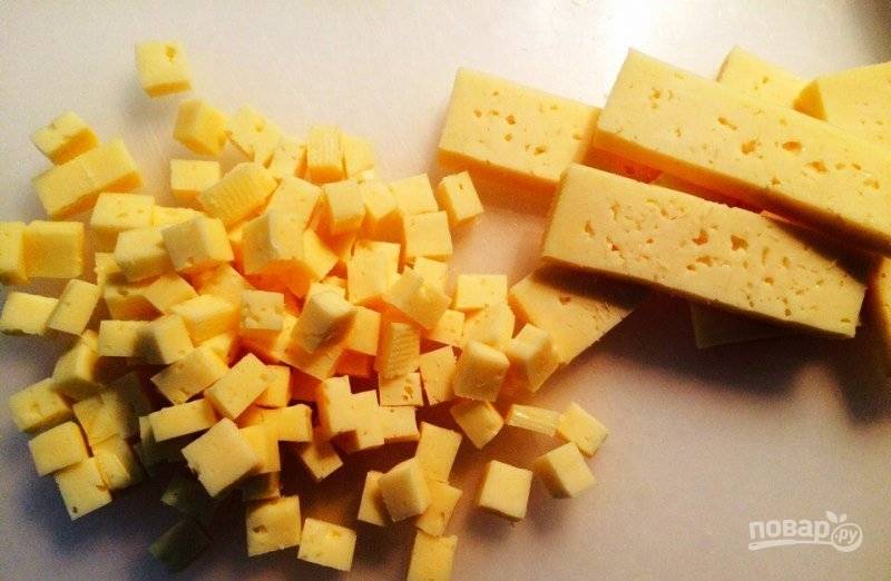 Сыр тоже нарежьте кубиками.