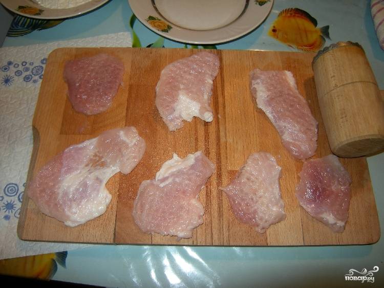 1. Возьмите мякоть свинины, пригодную для отбивных. Нарежьте ее кусками не более, чем полтора размера спичечной коробки. Затем тщательно отбейте мясо.