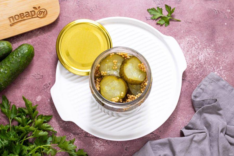 После аккуратно достаньте огурцы с помощью шумовки и переложите в чистую стерилизованную банку. Заполните ее по плечики.