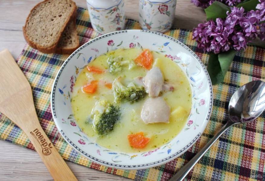 Сырный суп с брокколи и курицей готов. Ароматный, вкусный, сытный и полезный суп. При подаче в каждую тарелку выложите кусочек отварной курицы.
