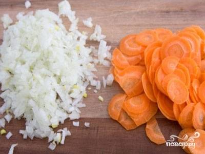 Помойте и нарежьте овощи и зелень. Картофель нарежьте кубиками размером в 2 см., лук — кубиками в 1 см., морковь слайсами — 3 см.