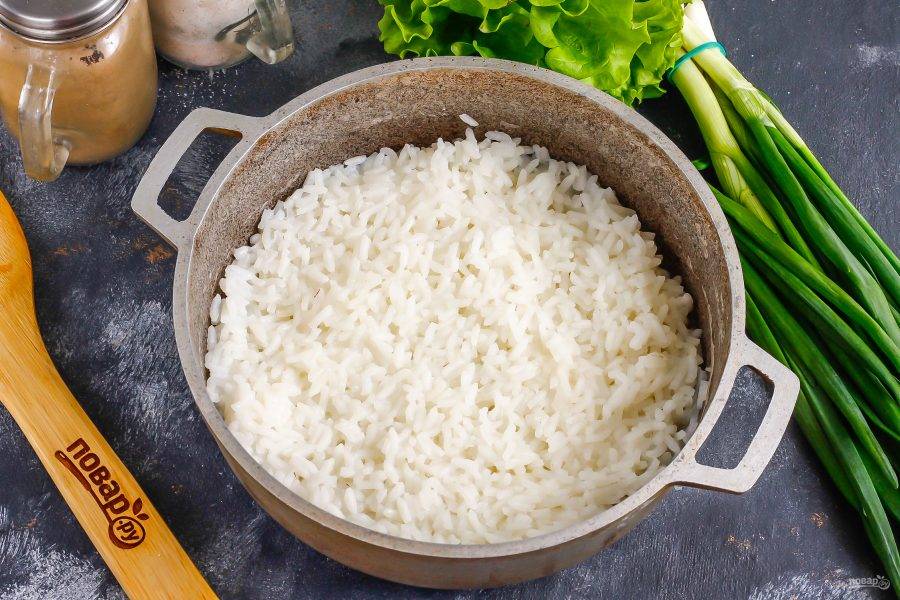 Крупу промойте в нескольких водах. Затем отварите рис в горячей воде 15 минут, всыпав в нее щепотку соли. Затем влейте уксус с сахаром и перемешайте, оставьте для остывания.