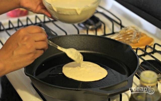 2.	Разогрейте сковороду с растительным маслом и выложите столовую ложку теста, сформируйте круг.
