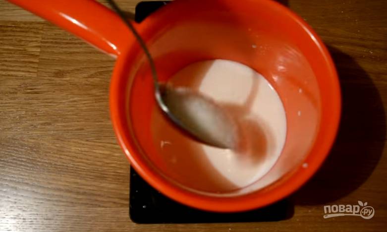 1. Приготовьте тесто: молоко подогрейте до комнатной температуры, после этого добавьте туда сахар, соль, сухие дрожжи, хорошенько перемешайте. 