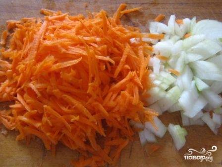 Очистим лук и морковь. Лук нарежем кубиками, морковь натрем на крупной терке.