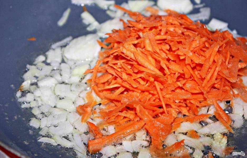 3.	Тем временем чищу и мою лук с морковью. Луковицу нарезаю кубиком, а морковь измельчаю на крупной терке. Сковороду разогреваю со сливочным и растительным маслом, отправляю лук, а затем морковь.