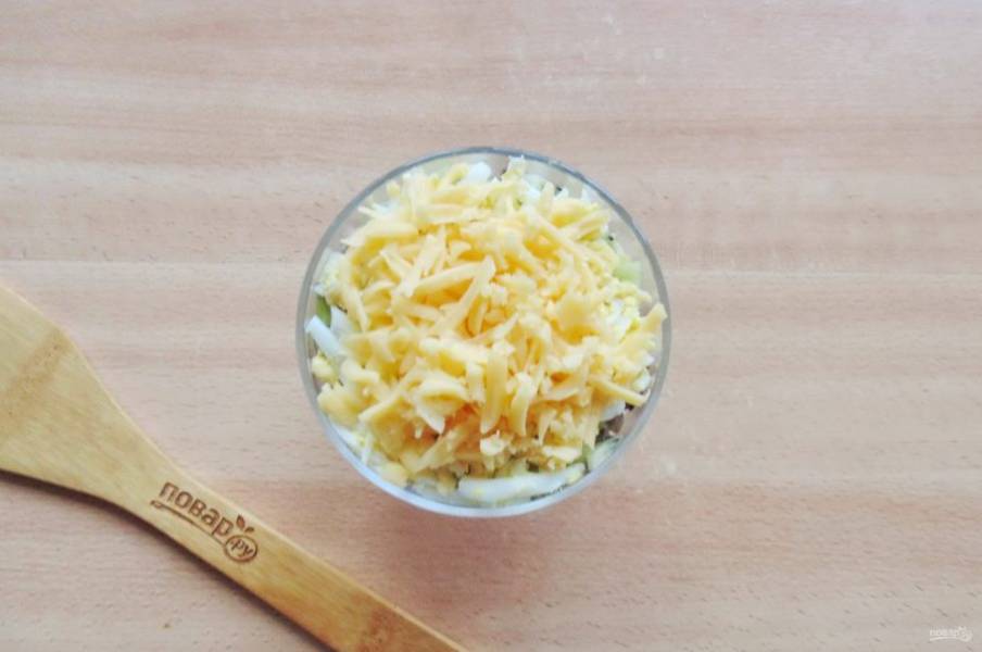 Сыр натрите на терке. Это последний слой салата.