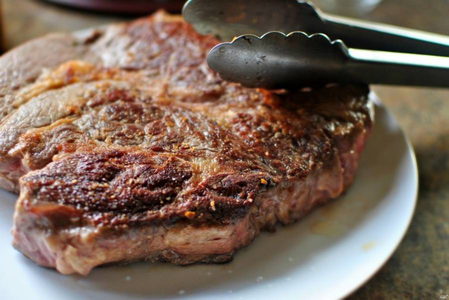 Обжаренное мясо отложите пока на тарелку. 